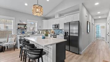 Kjøleskap, mikrobølgeovn, ovn og oppvaskmaskin