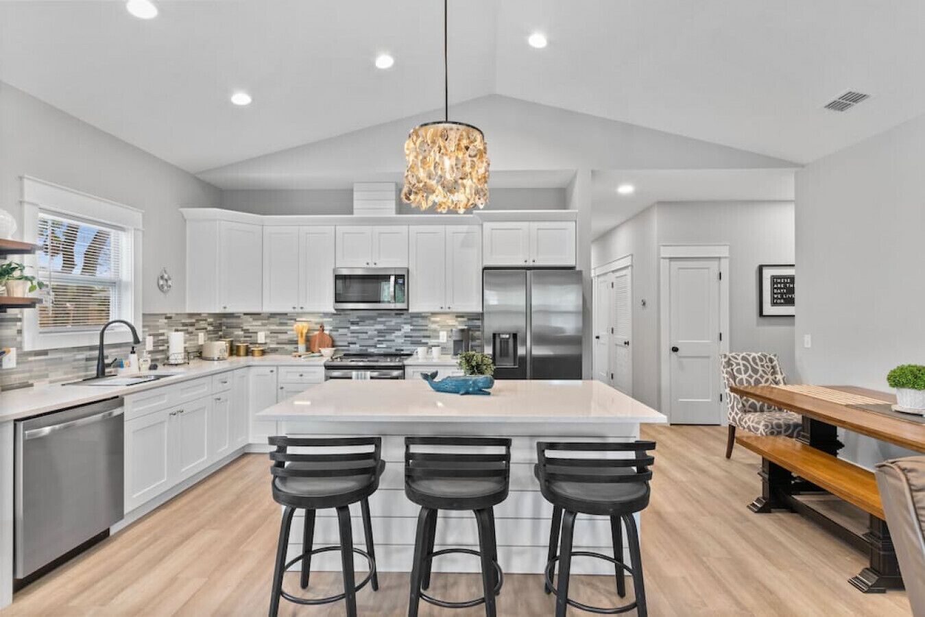 Een koelkast, een magnetron, een oven, een vaatwasser