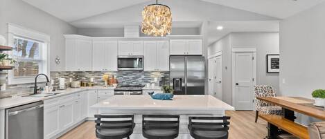 Een koelkast, een magnetron, een oven, een vaatwasser