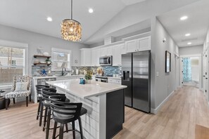 Kühlschrank, Mikrowelle, Ofen, Geschirrspüler