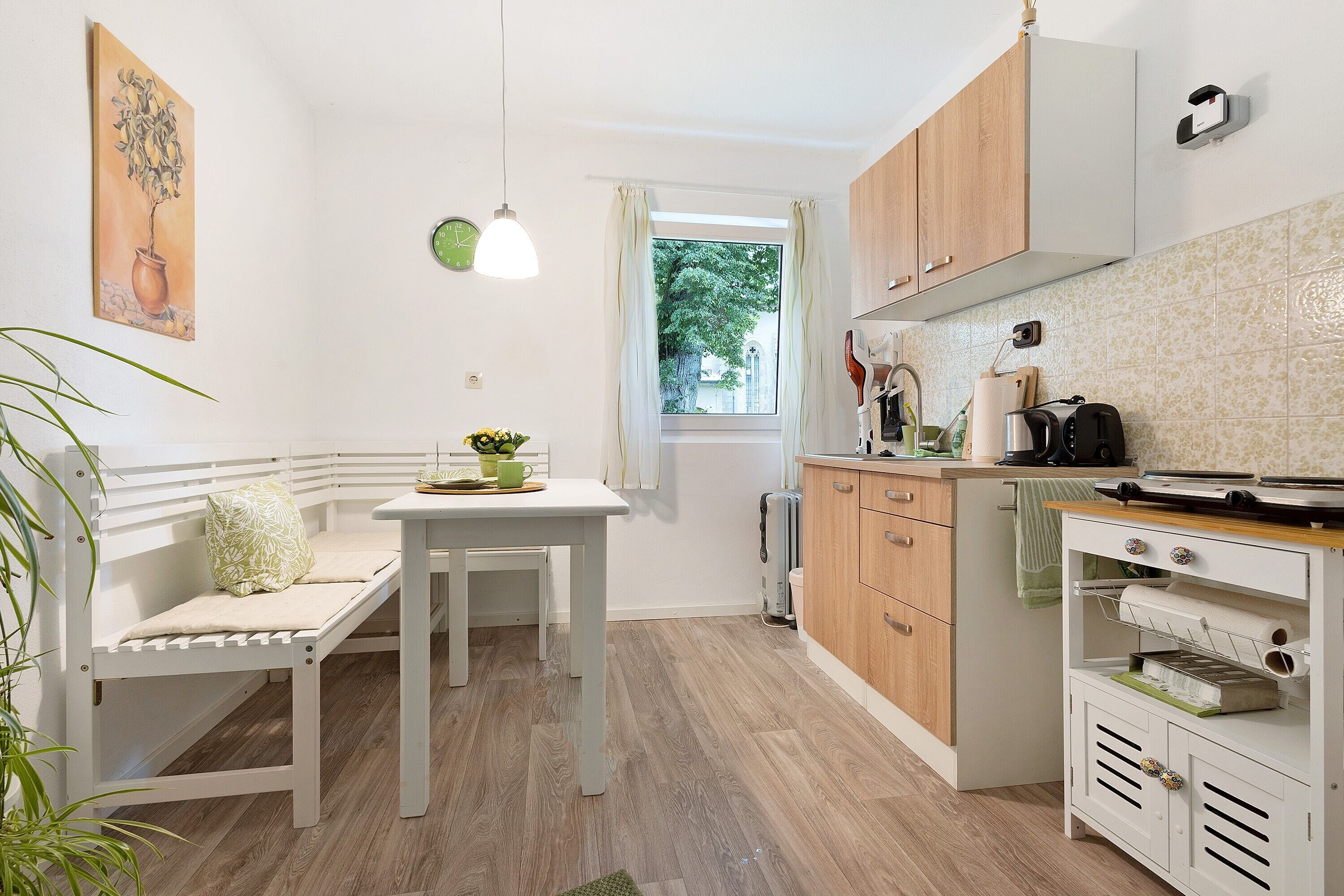 Kühlschrank, Mikrowelle, Herdplatte, Wasserkocher mit Kaffee-/Teezubehör
