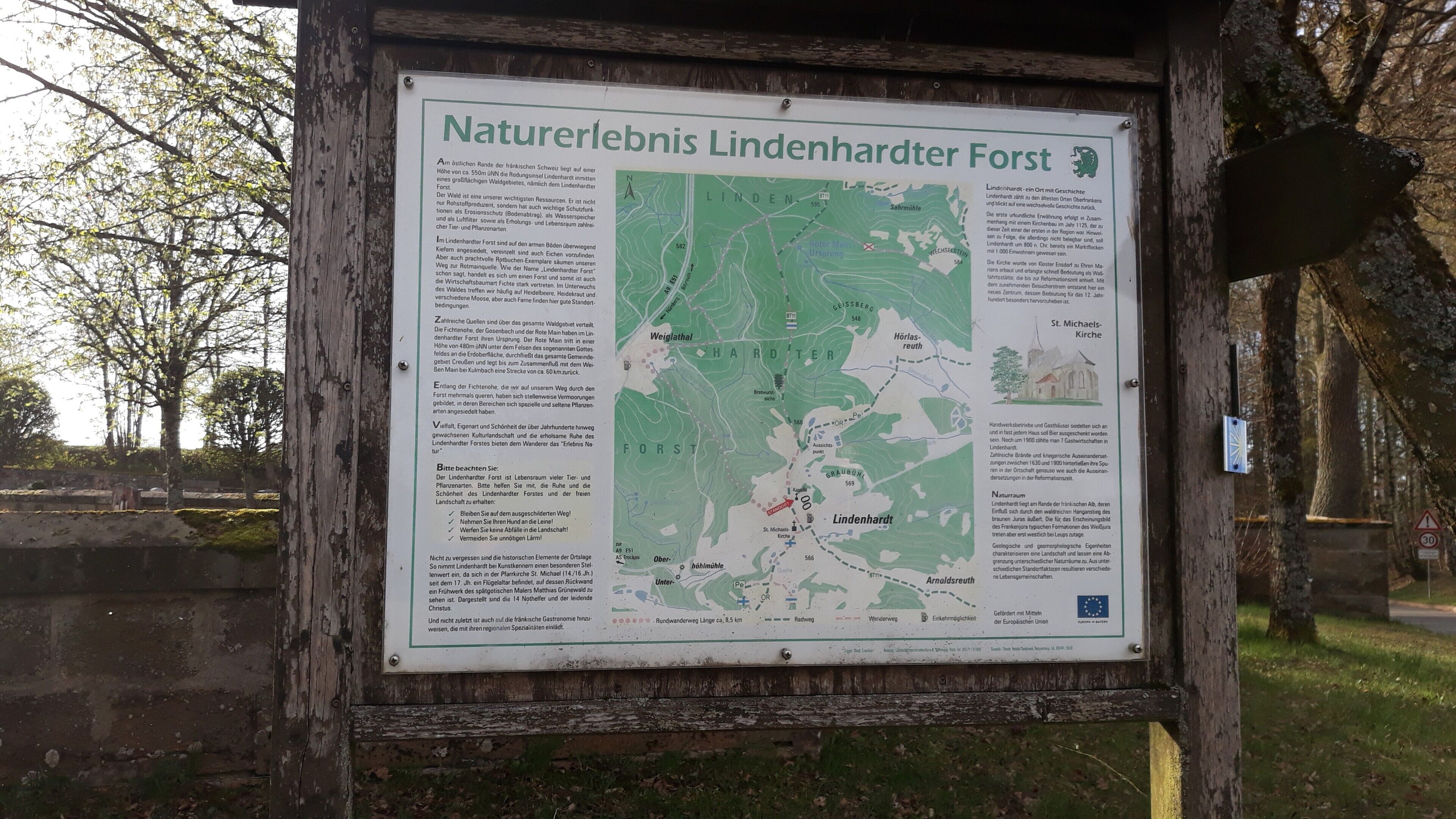 Un panneau d’information comprenant une carte et un texte descriptif sur la réserve naturelle de Lindenhardter Forst.