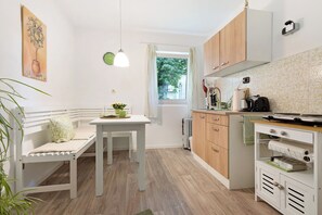 Réfrigérateur, micro-ondes, plaque de cuisson, cafetière/bouilloire