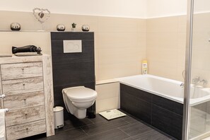 Bathtub, hair dryer, towels - Holiday Apartment "150 Qm Luxus Im Zentrum" with Home Office Space & Wi-Fi (Hameln)