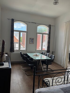 Dining - Holiday Apartment "150 Qm Luxus Im Zentrum" with Home Office Space & Wi-Fi (Hameln)