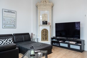 TV, video games, stereo - Holiday Apartment "150 Qm Luxus Im Zentrum" with Home Office Space & Wi-Fi (Hameln)