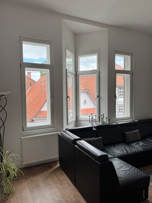 Een televisie, videogames en een stereo