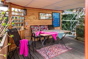 Outdoor dining - Apartment 'Am Teich' with Shared Terrace and Wi-Fi (Bützow)