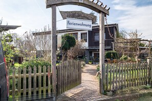 Exterior - Apartment 'Am Teich' with Shared Terrace and Wi-Fi (Bützow)