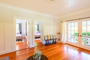 4 habitaciones, tabla de planchar con plancha, internet y ropa de cama 