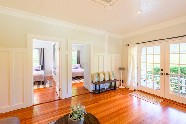 4 bedrooms, iron/ironing board, internet, bed sheets