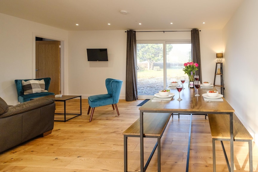 Three Tuns - Garden Suite 1 - Sleeps 4 Guests In 2 Bedrooms - Woodbridge, UK