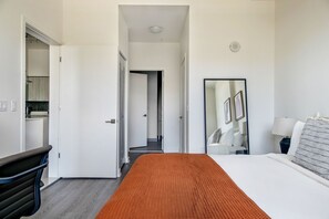 1 dormitori, planxa i posts de planxar, wifi i roba de llit