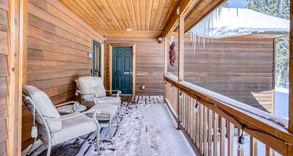 Peaceful mountain-view home with fireplace & wraparound deck - child-friendly