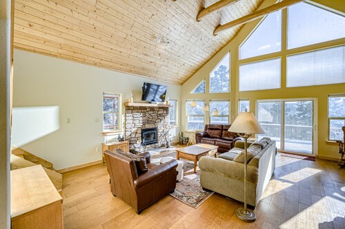 Peaceful mountain-view home with fireplace & wraparound deck - child-friendly