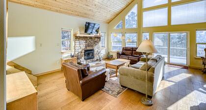 Peaceful mountain-view home with fireplace & wraparound deck - child-friendly