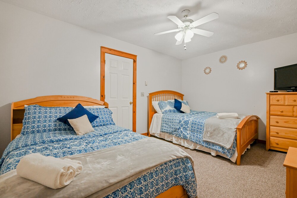 Mountainview retreat with large deck, grill, W/D, pool, & tennis