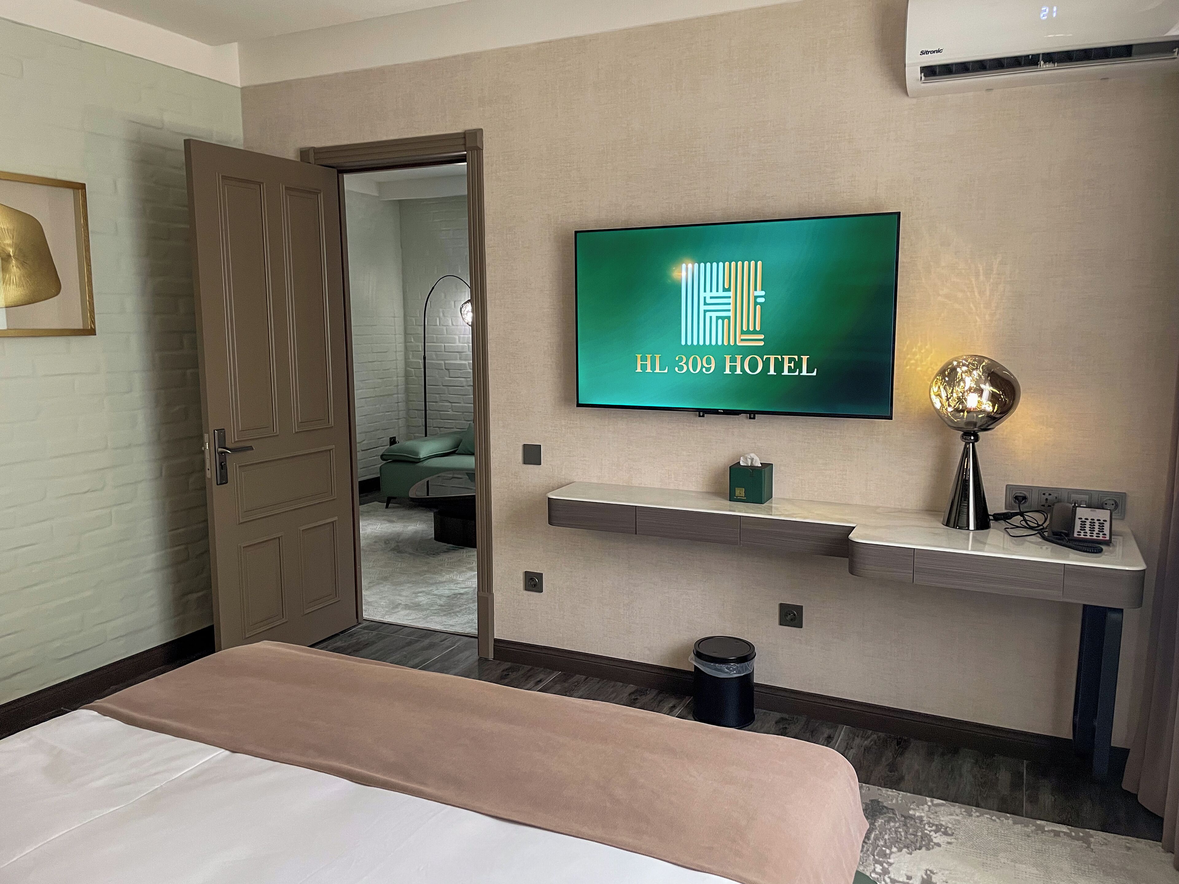 精品别墅 | 高档床上用品、羽绒被、迷你吧、办公桌