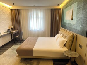 Habitación doble Deluxe | Ropa de cama de alta calidad, edredón, minibar y escritorio 