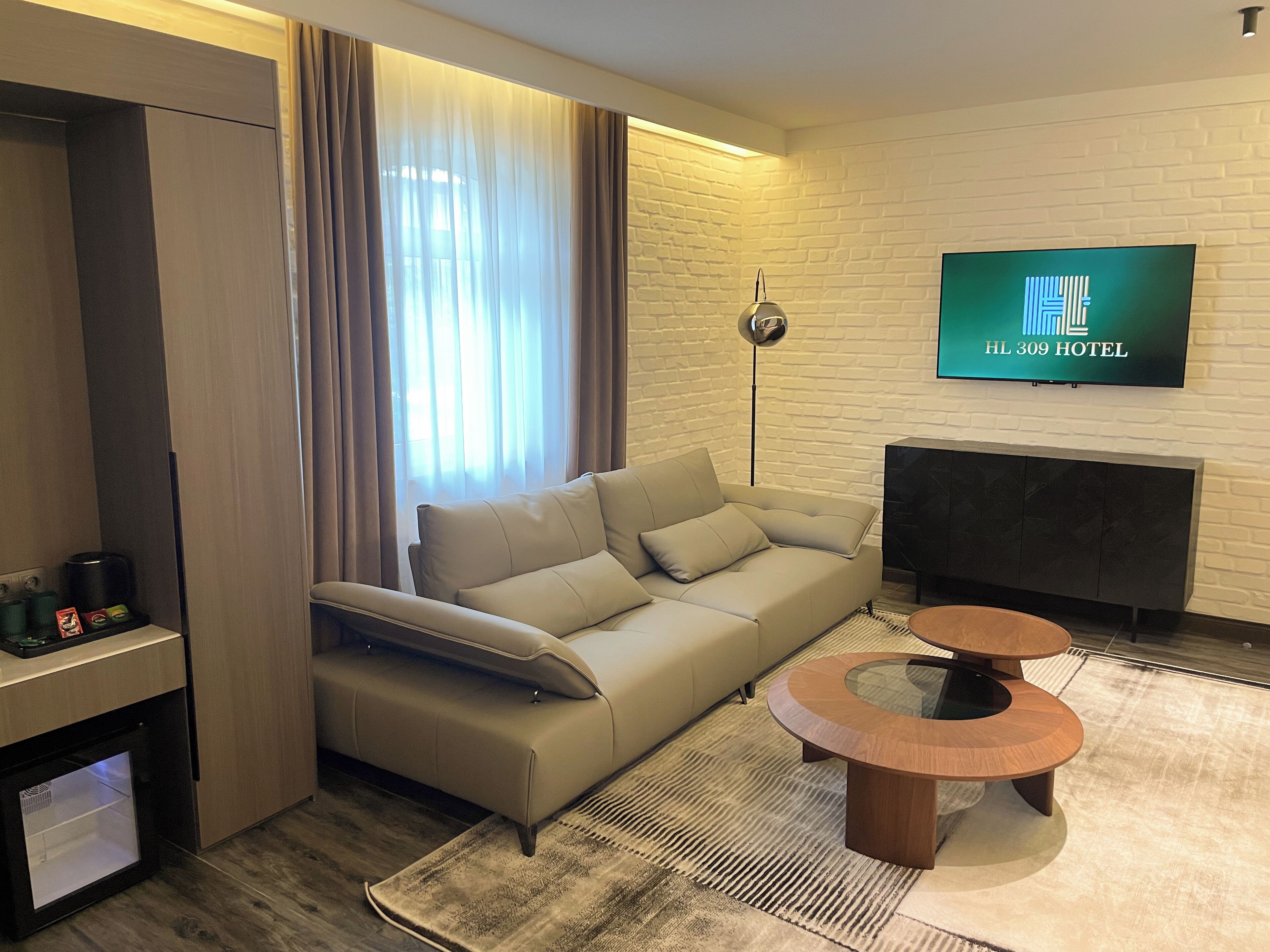 Ropa de cama de alta calidad, cubrecamas, minibar y escritorio 