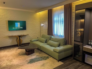 Elite Villa | Premium bedding, down comforters, minibar, desk