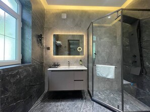 Dusche, Regendusche, kostenlose Toilettenartikel, Haartrockner