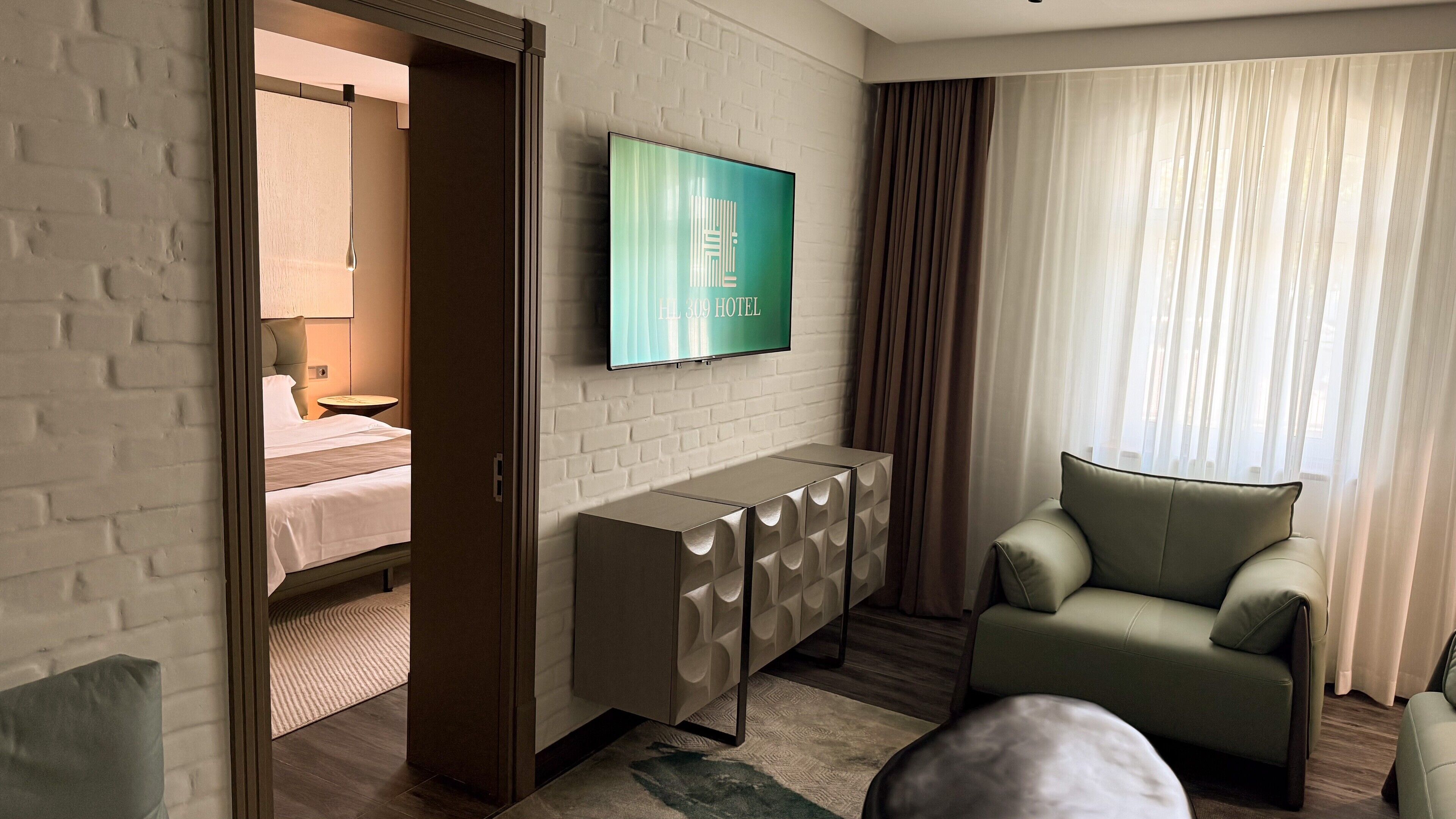 Hochwertige Bettwaren, Daunenbettdecken, Minibar, Schreibtisch