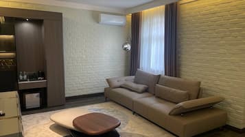 办公桌、隔音、免费 WiFi、床单
