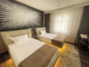 Desk, soundproofing, free WiFi, bed sheets