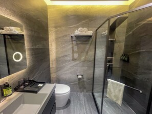 Elite Cabin | Bathroom | Shower, rainfall showerhead, free toiletries, hair dryer - HL 309 Hotel (Tashkent)