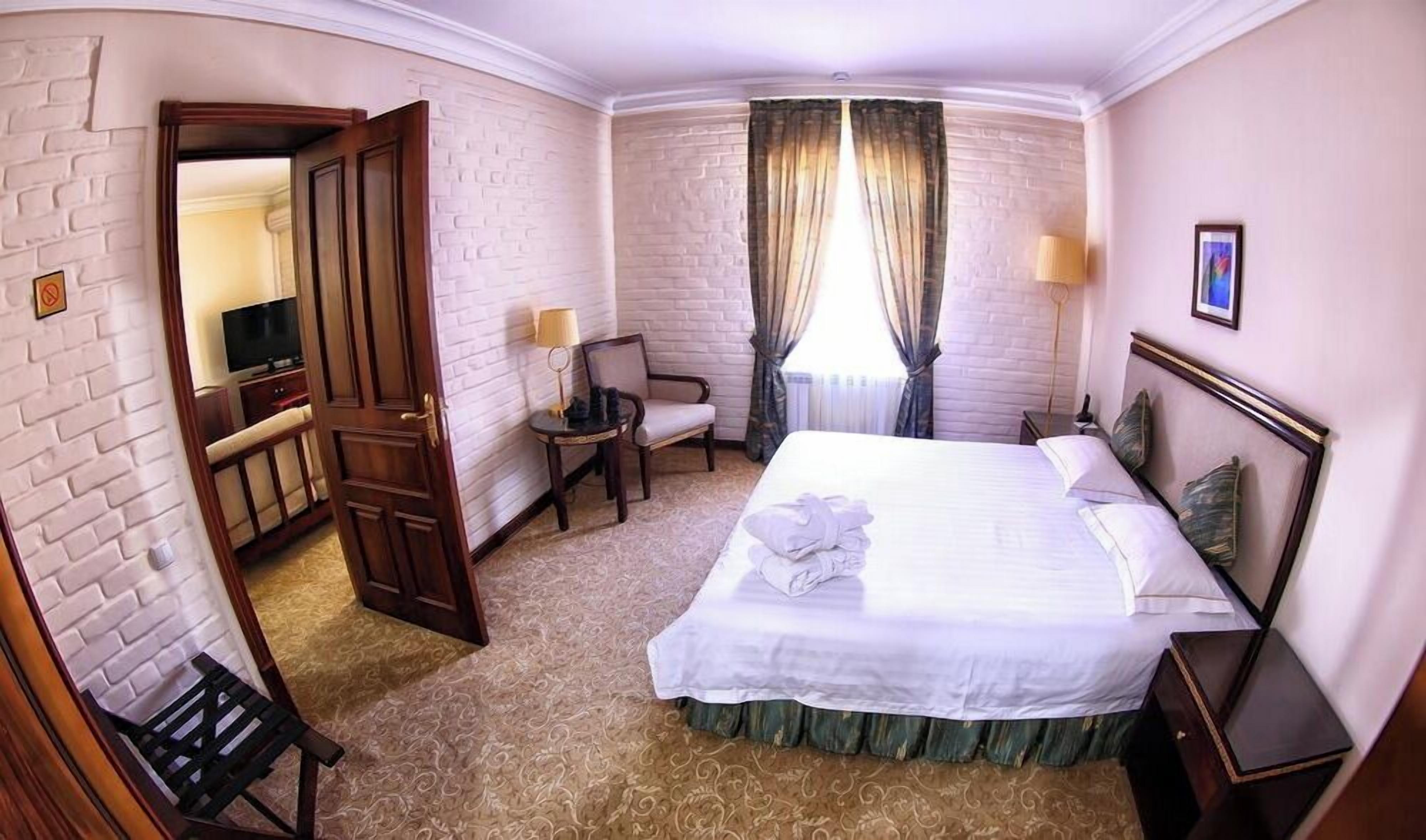 Premium bedding, down duvets, minibar, desk