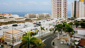 A hotel with a view of the sea, a restaurant, and a parking area. - 422 Quiet, beautiful flat with sea view, wifi (Playa Paraiso)