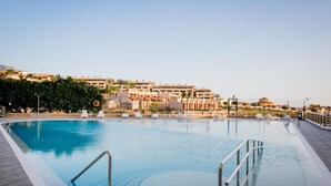 A swimming pool with a clear view of the surrounding buildings and a lifeguard chair. - 422 Quiet, beautiful flat with sea view, wifi (Playa Paraiso)