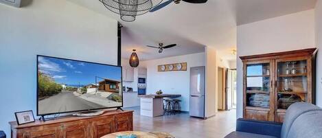 Fernseher, DVD-Player, Bücher