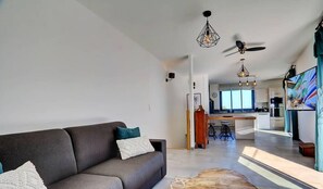 Fernseher, DVD-Player, Bücher, Drucker