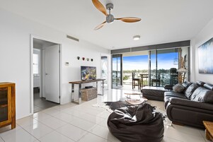 公寓, 1 间卧室 | 起居区 | 55-英寸液晶电视 （配备有线频道）、电视