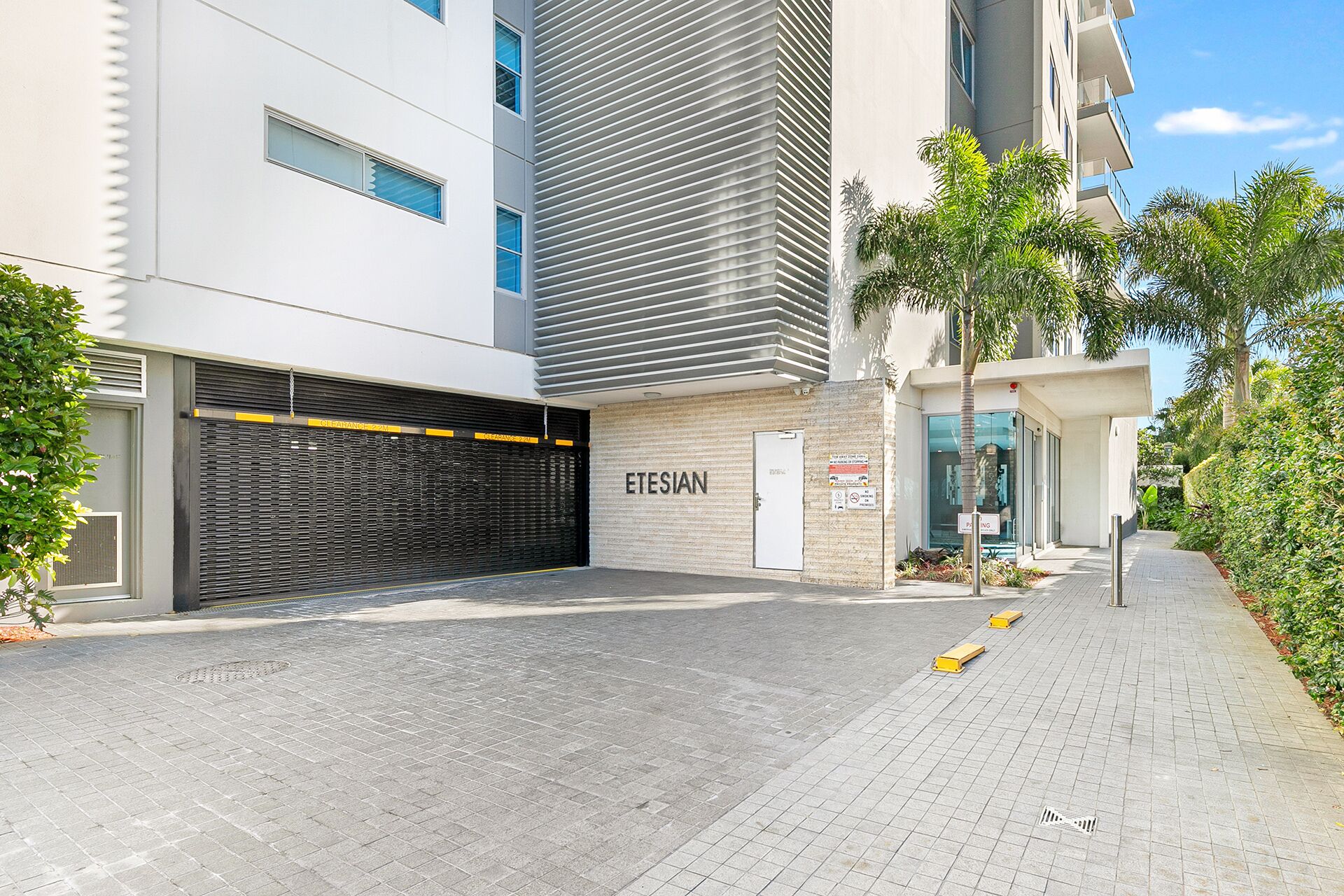 Un edificio moderno con una puerta de garaje cerrada, un letrero que dice 