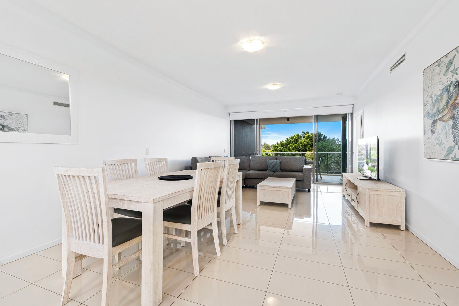 Un apartamento moderno con comedor, sofá y balcón con vistas.