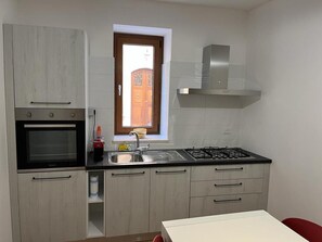 Kühlschrank, Ofen, Kochgeschirr/Geschirr/Besteck