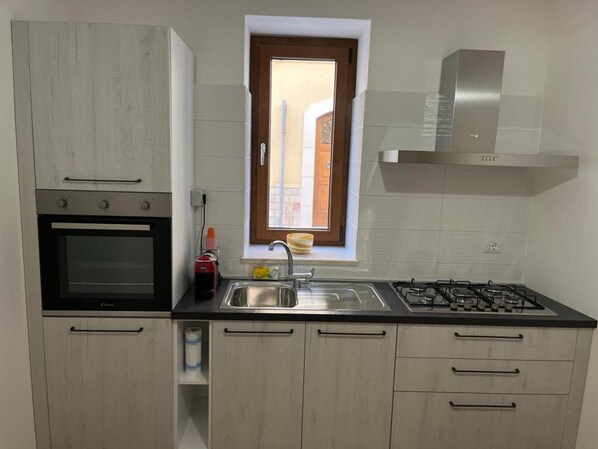 Kühlschrank, Ofen, Kochgeschirr/Geschirr/Besteck