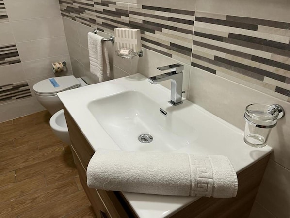 Shower, free toiletries, bidet