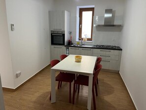 Kühlschrank, Ofen, Kochgeschirr/Geschirr/Besteck