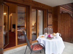 Outdoor dining - Beautiful apartment for 2 people with WIFI, TV, balcony and pets allowed (Grindelwald)
