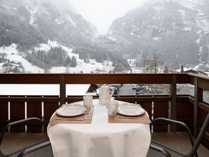Outdoor dining - Nice apartment for 2 people with WIFI, TV, balcony and pets allowed (Grindelwald)