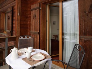 Outdoor dining - Nice apartment for 2 people with WIFI, TV, balcony and pets allowed (Grindelwald)