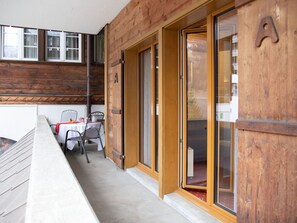Outdoor dining - Lovely apartment for 2 guests with WIFI, TV, balcony and pets allowed (Grindelwald)