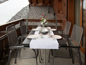 Outdoor dining - Lovely apartment for 2 guests with WIFI, TV, balcony and pets allowed (Grindelwald)