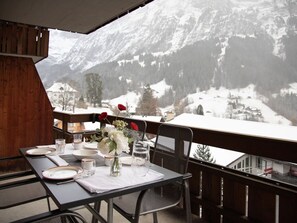 Outdoor dining - Lovely apartment for 2 guests with WIFI, TV, balcony and pets allowed (Grindelwald)