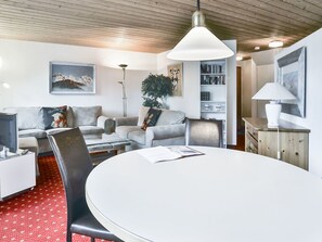Interior - Lovely apartment for 2 people with WIFI, TV, balcony and pets allowed (Grindelwald)