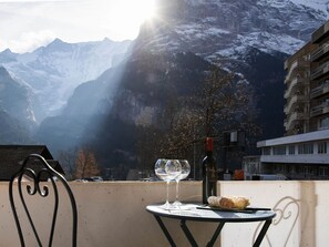 Outdoor dining - Nice apartment for 2 people with WIFI, TV, balcony and pets allowed (Grindelwald)